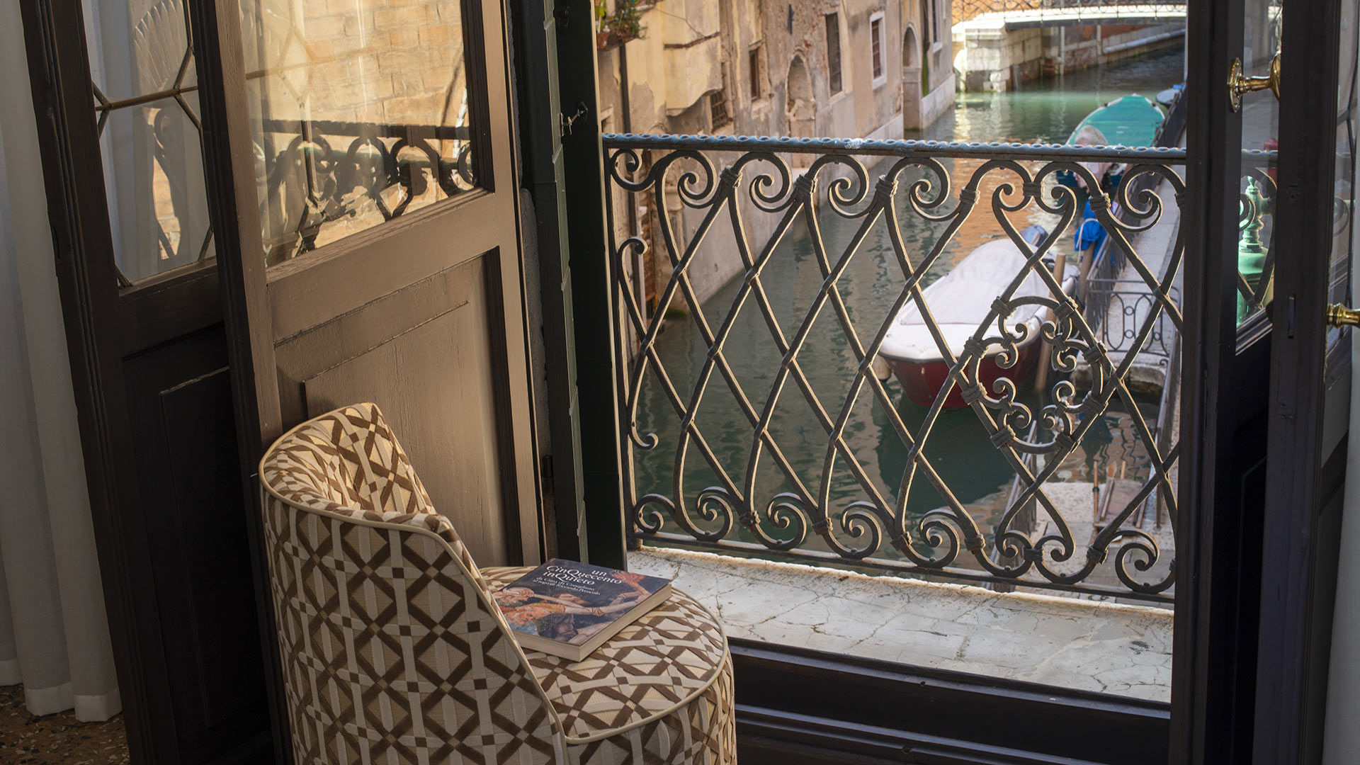 Junior Suite with canal view 12