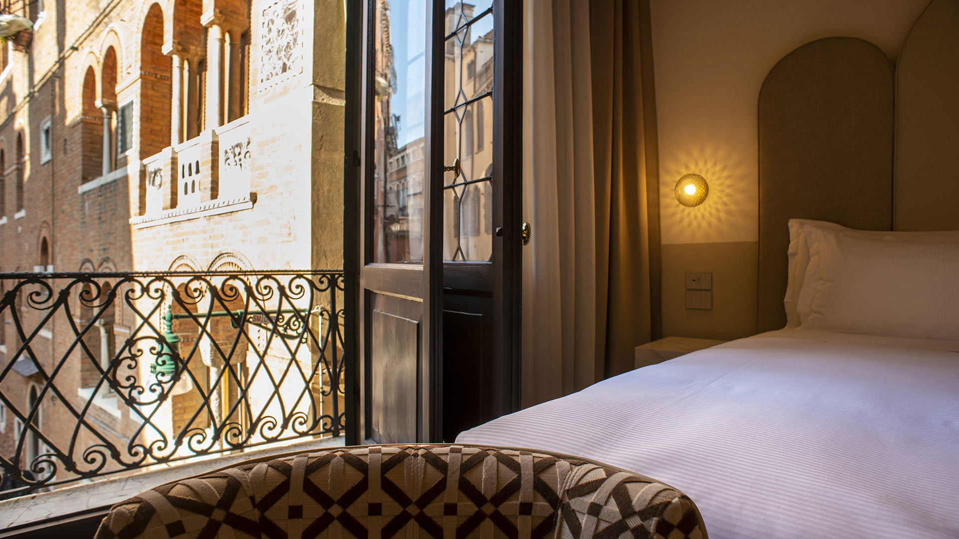 Junior Suite with canal view 3