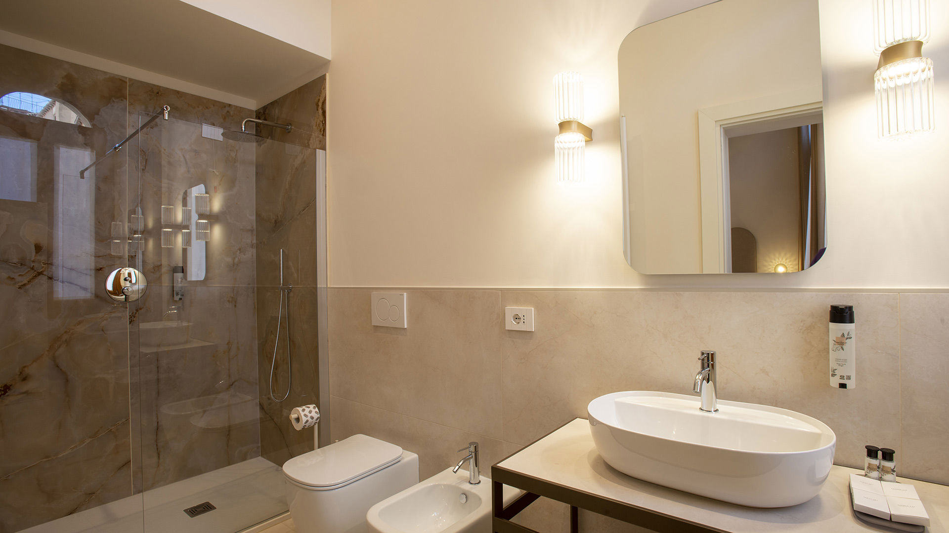 Junior Suite with canal view 11