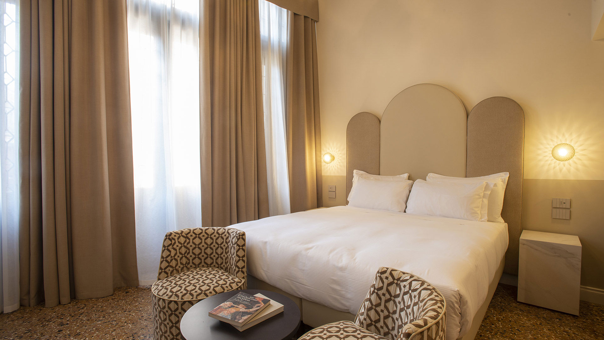 Junior Suite with canal view 10