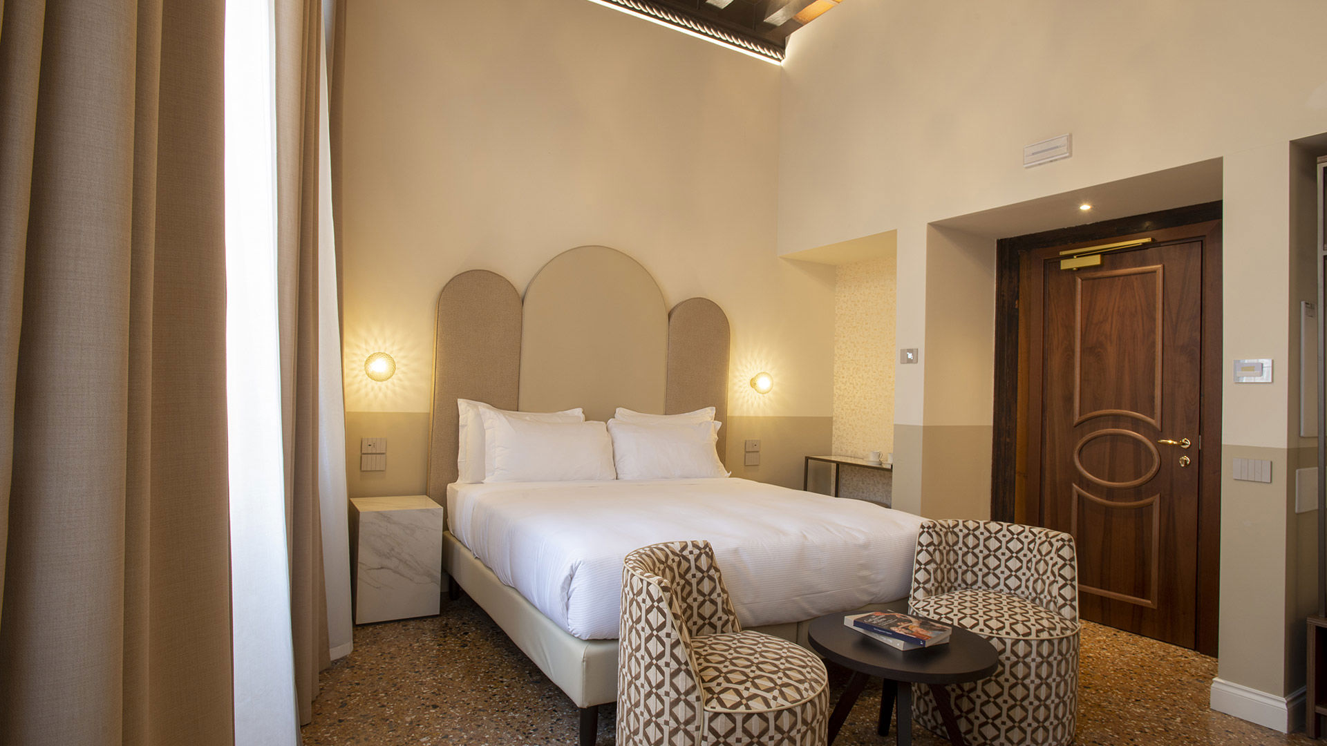 Junior Suite with canal view 5