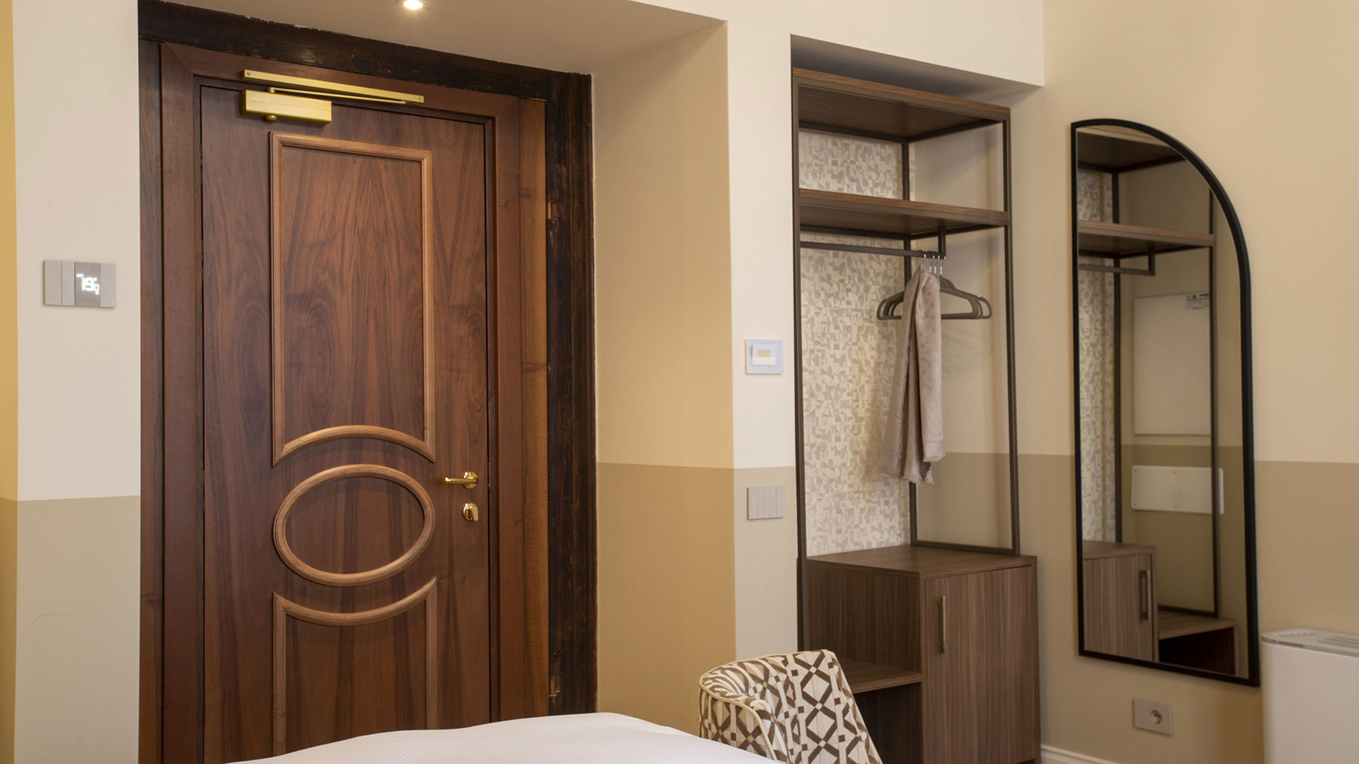 Junior Suite with canal view 8