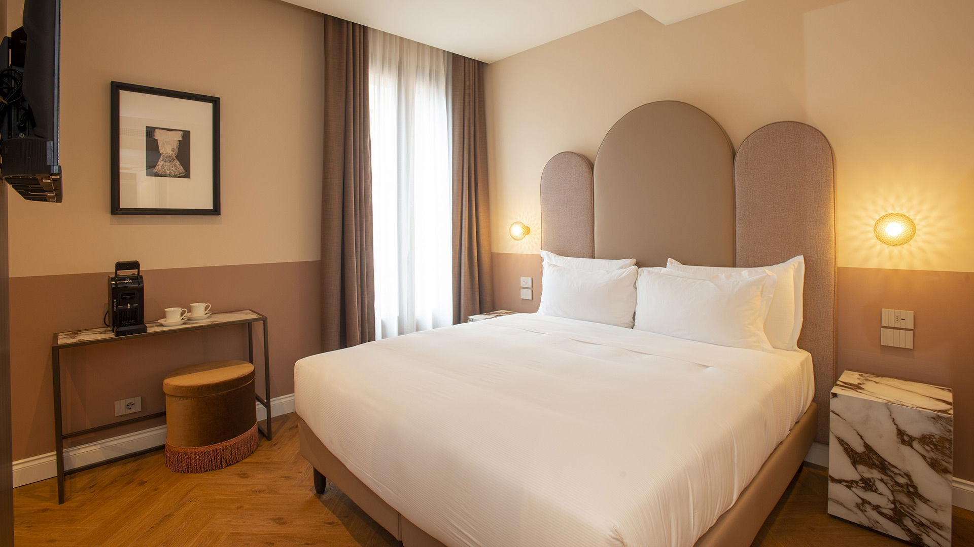 Deluxe with canal view 3