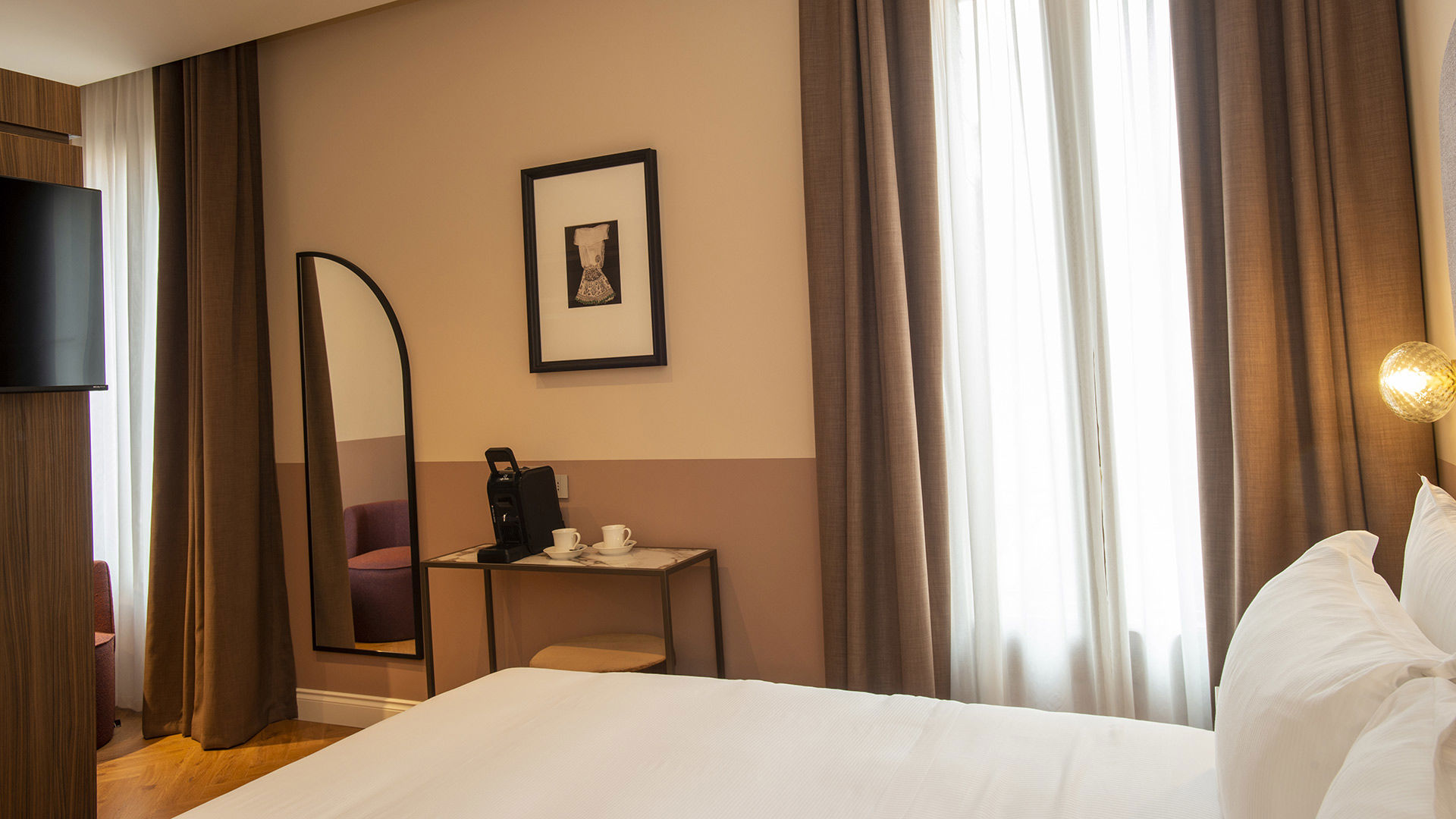 Deluxe with canal view 5