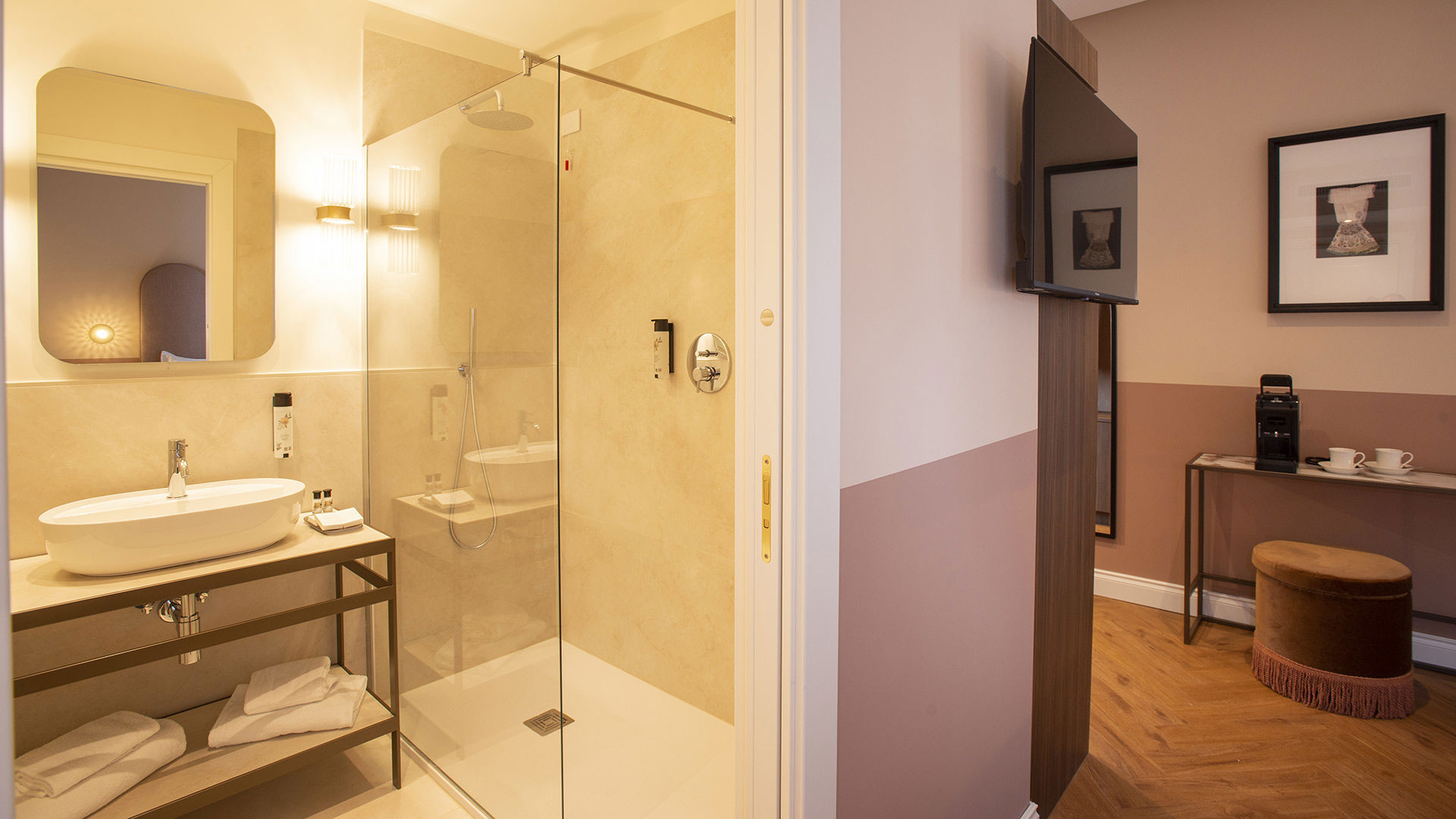 Deluxe with canal view 6