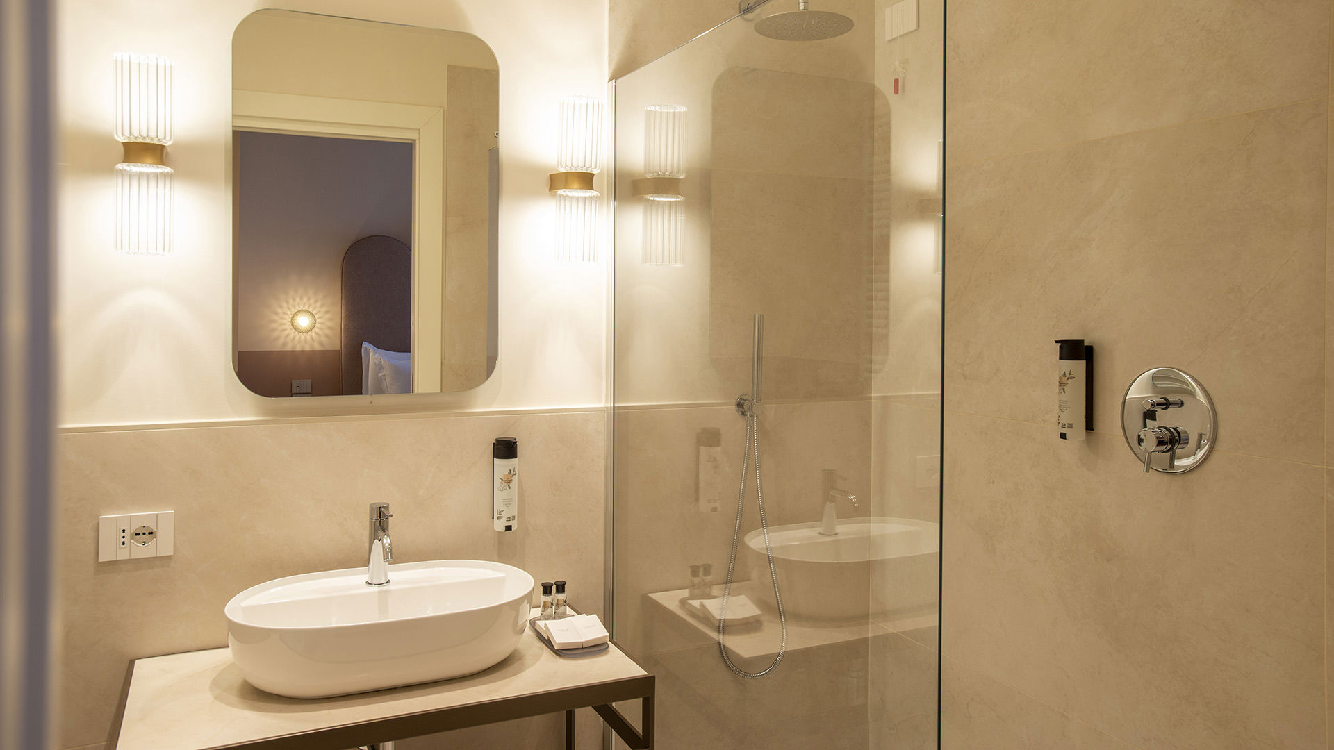 Deluxe with canal view 8