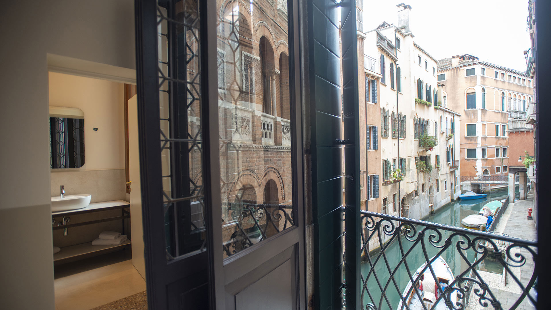 Junior Suite with canal view 4