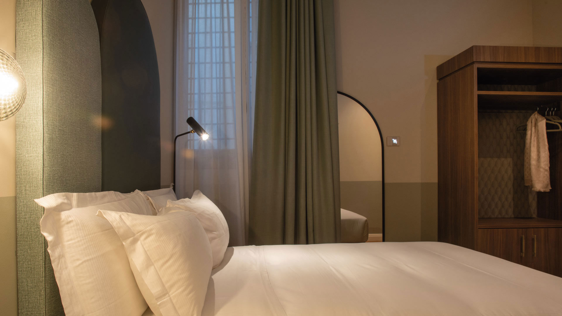 Queen room 1