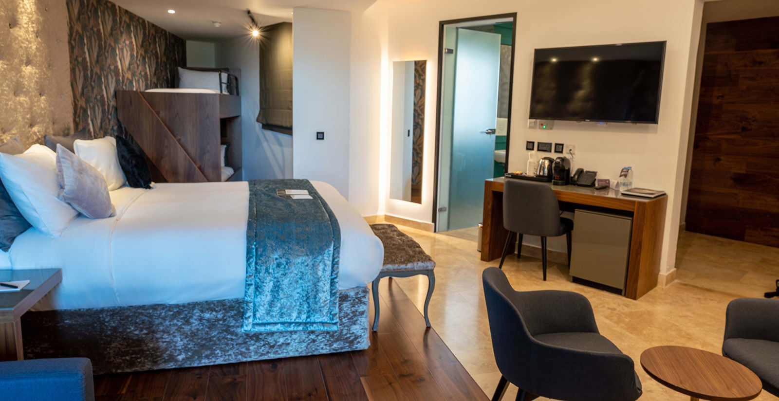 The Village Hotel Malta - Deluxe Familienzimmer mit Terrasse und Landblick 4