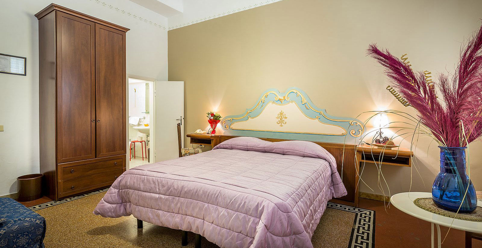 Hotel Ferretti - Superior Room with view on Via delle Belle Donne 4