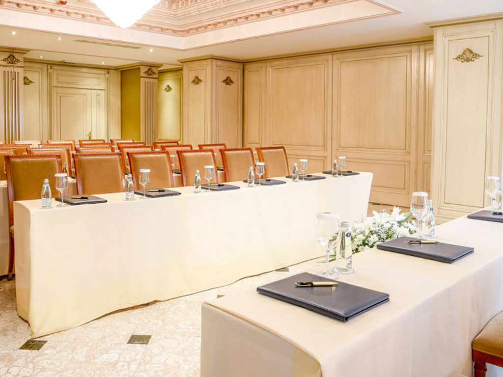 Multifunctional ambient for  8