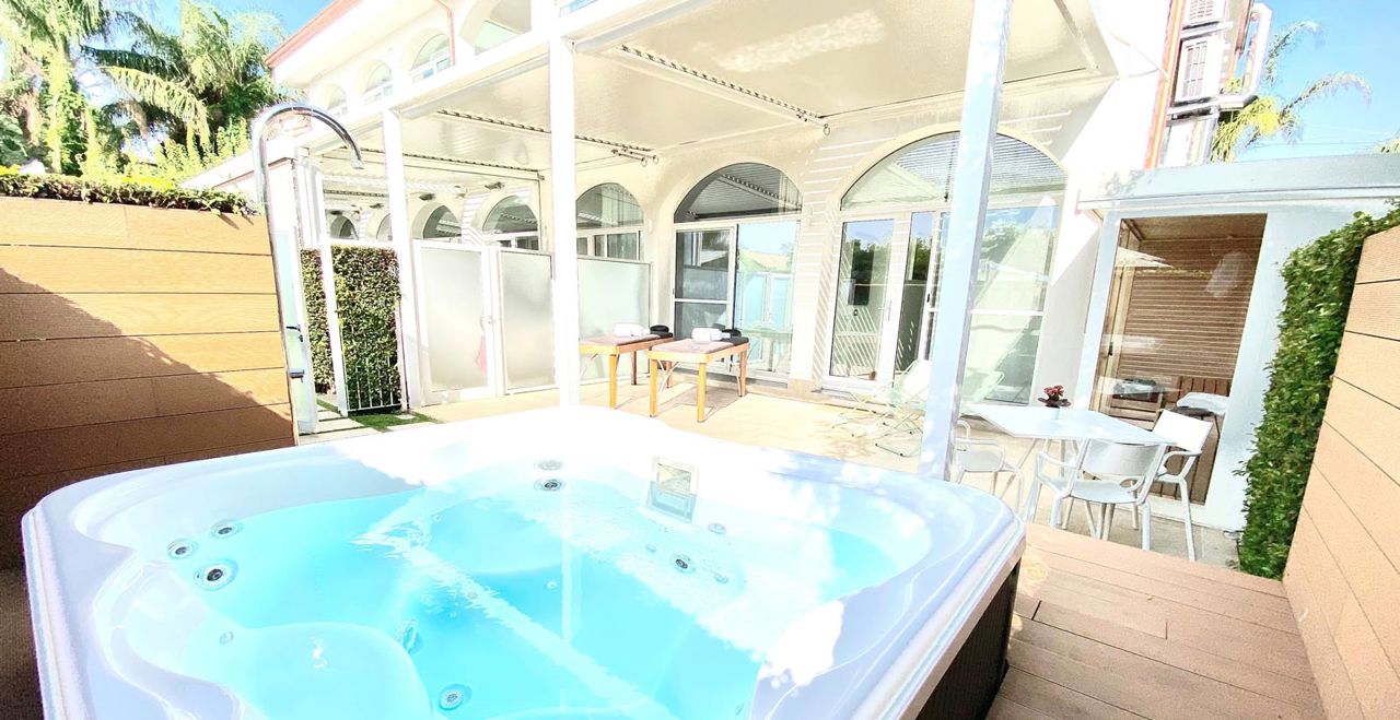 Discover the Royal Suite Jacuzzi & Spa of Sicilia's Residence Hotel