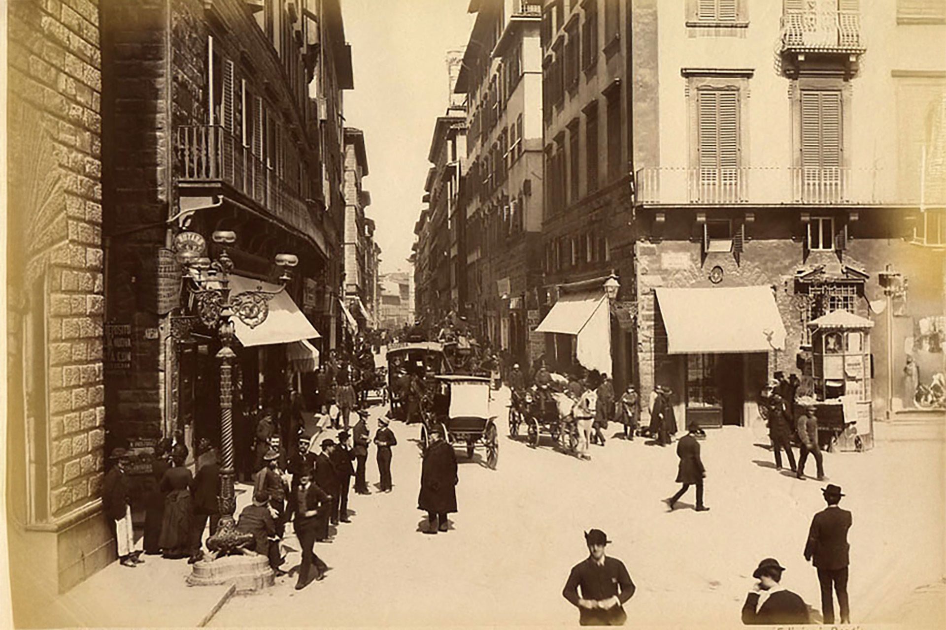 FH55 Hotels - Via dei Calzaiuoli: la strada più famosa del centro storico di Firenze 0