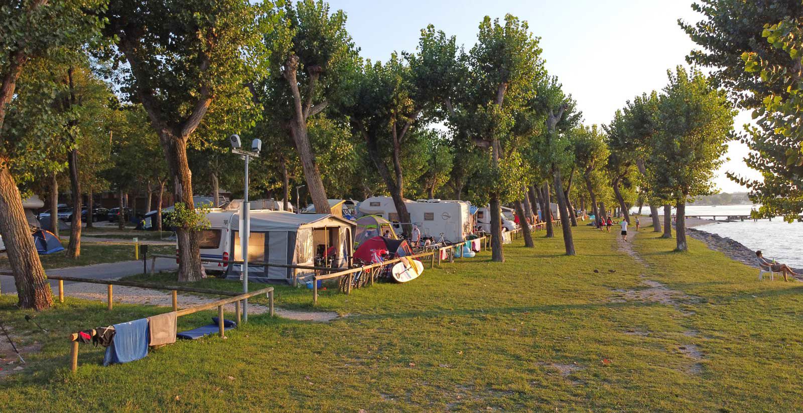 Staanplaatsen aan het gardameer Sirmione 2