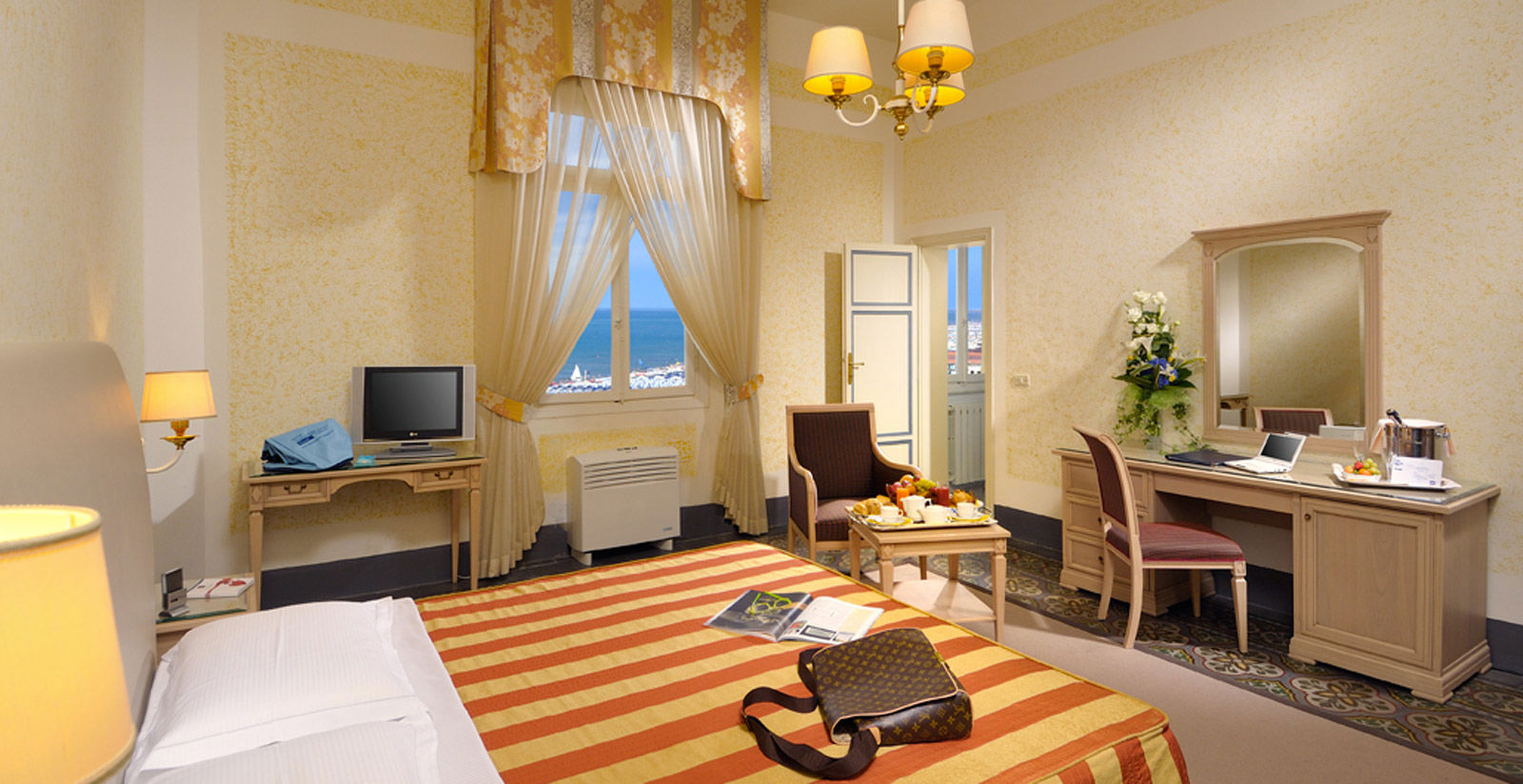 Vue partielle sur la mer 4