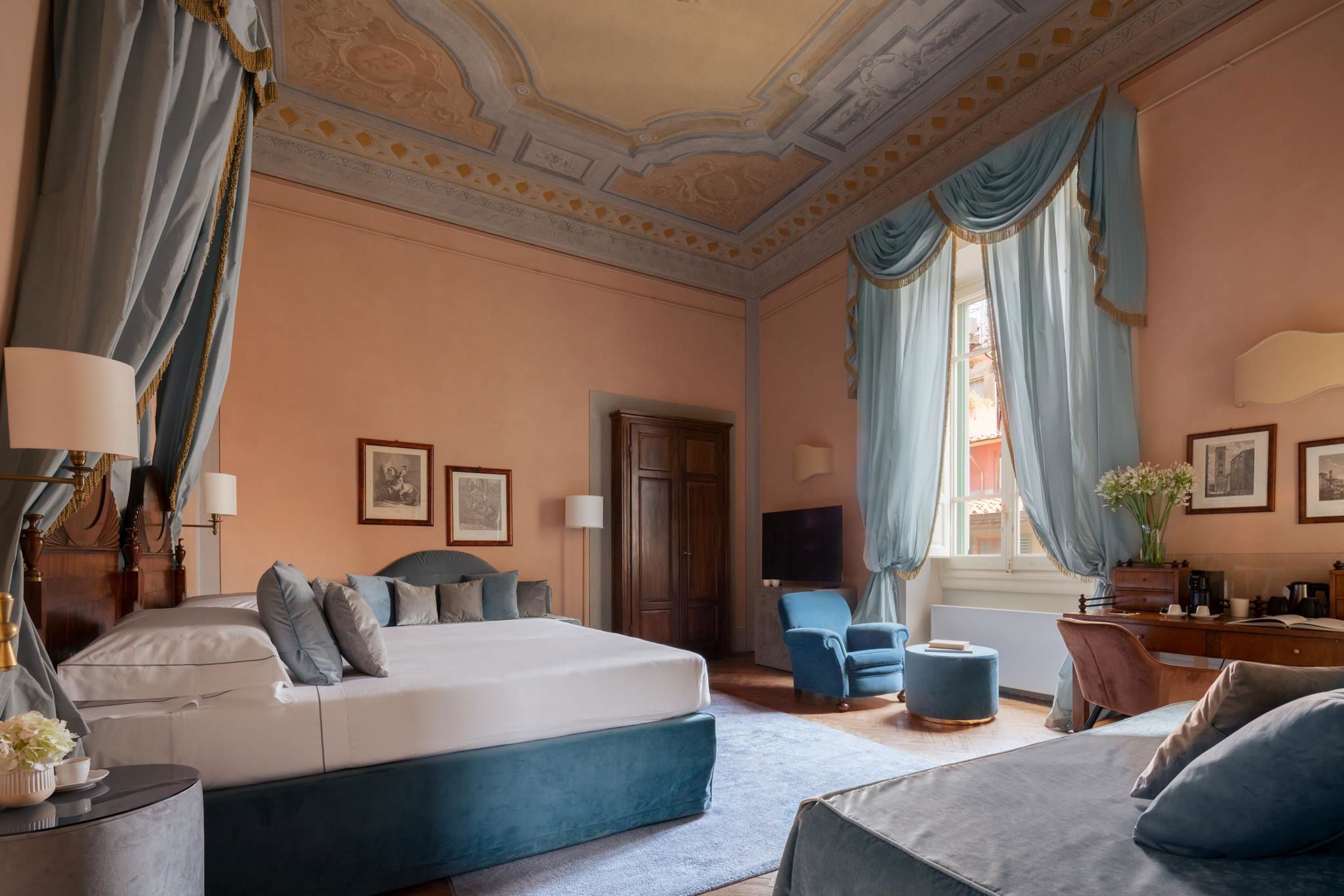 Rooms & Suites in hotel 14