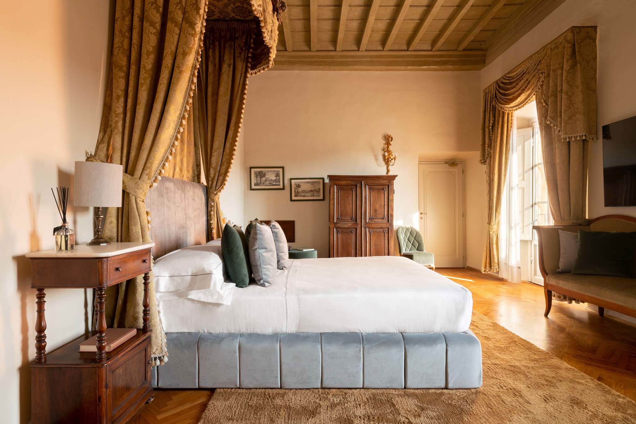 Rooms & Suites in hotel 12