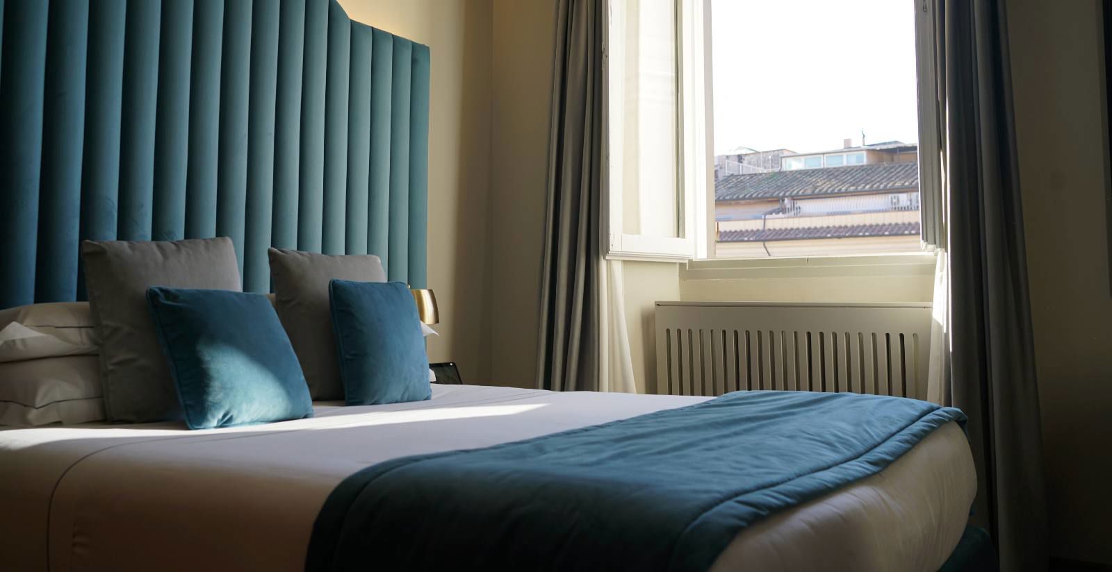 Rooms & Suites in hotel 11