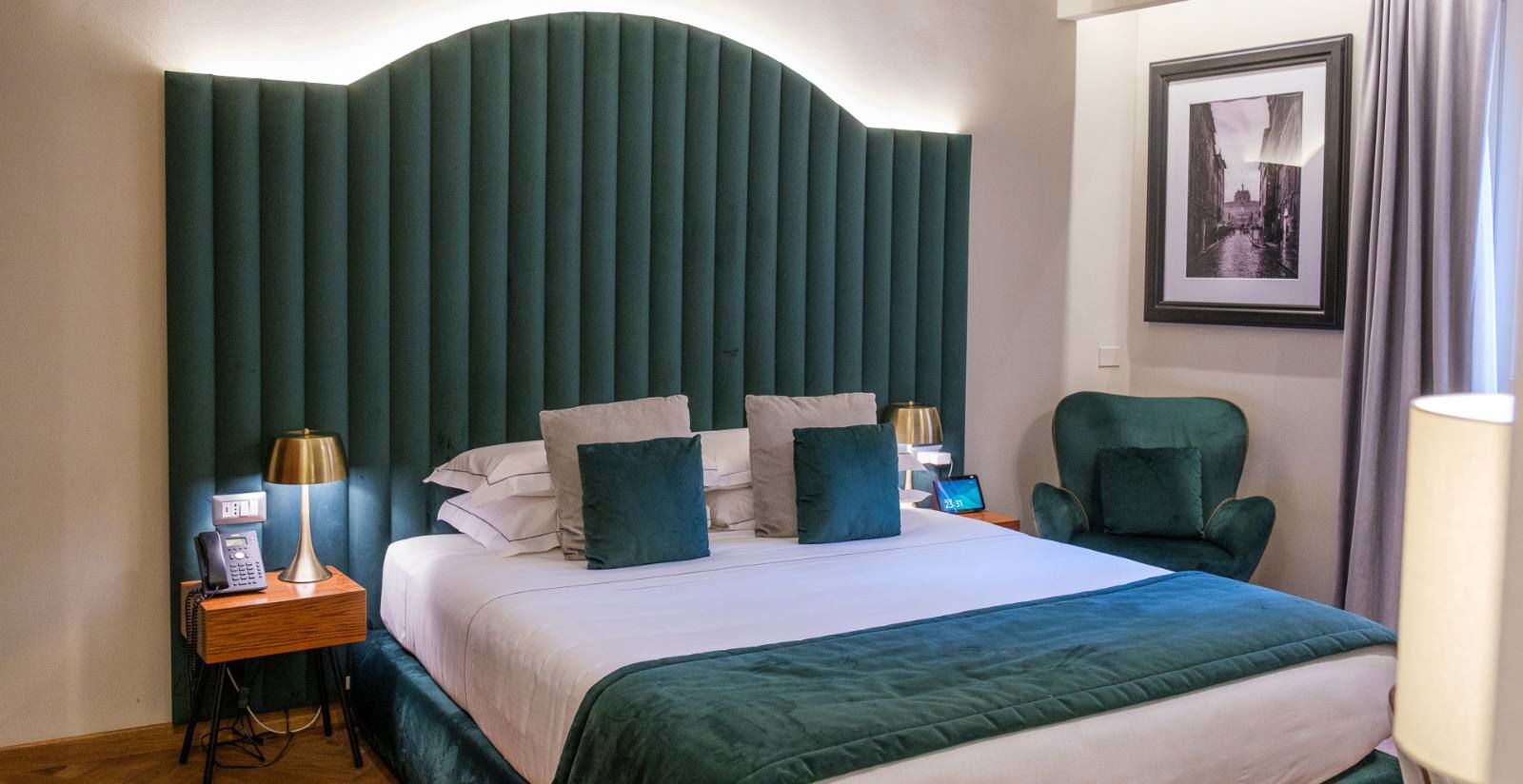 Rooms & Suites in hotel 10