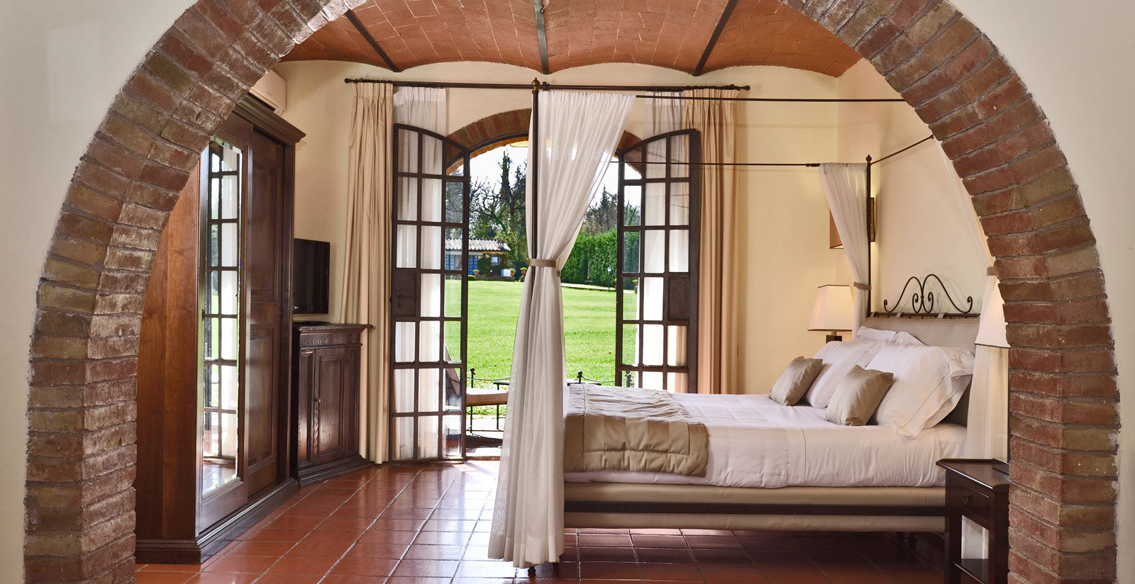 Indulge in the elegance and heritage of a Tuscan countryside gem: Borgo San Luigi 6