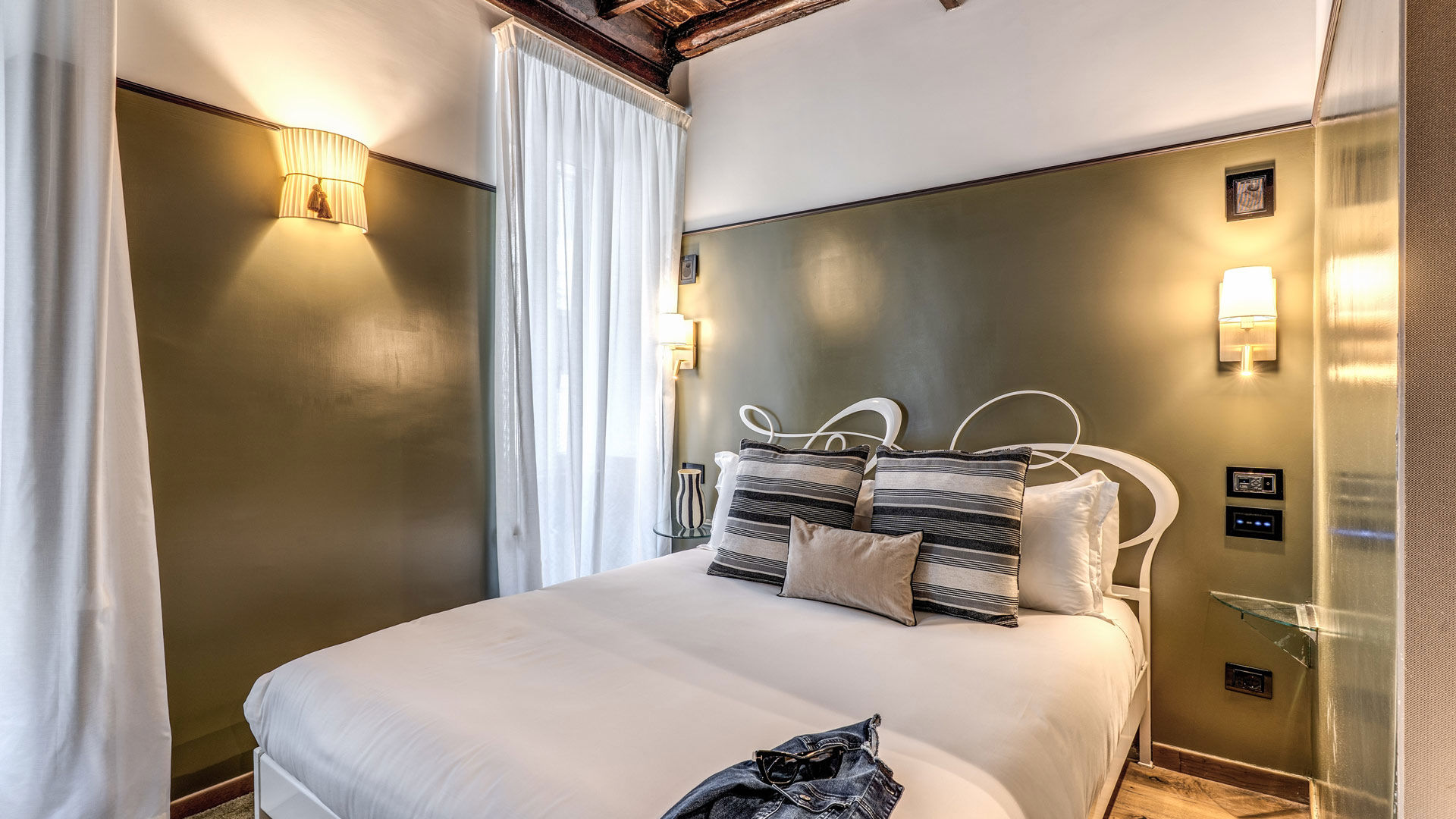 Deluxe Triple Room 9