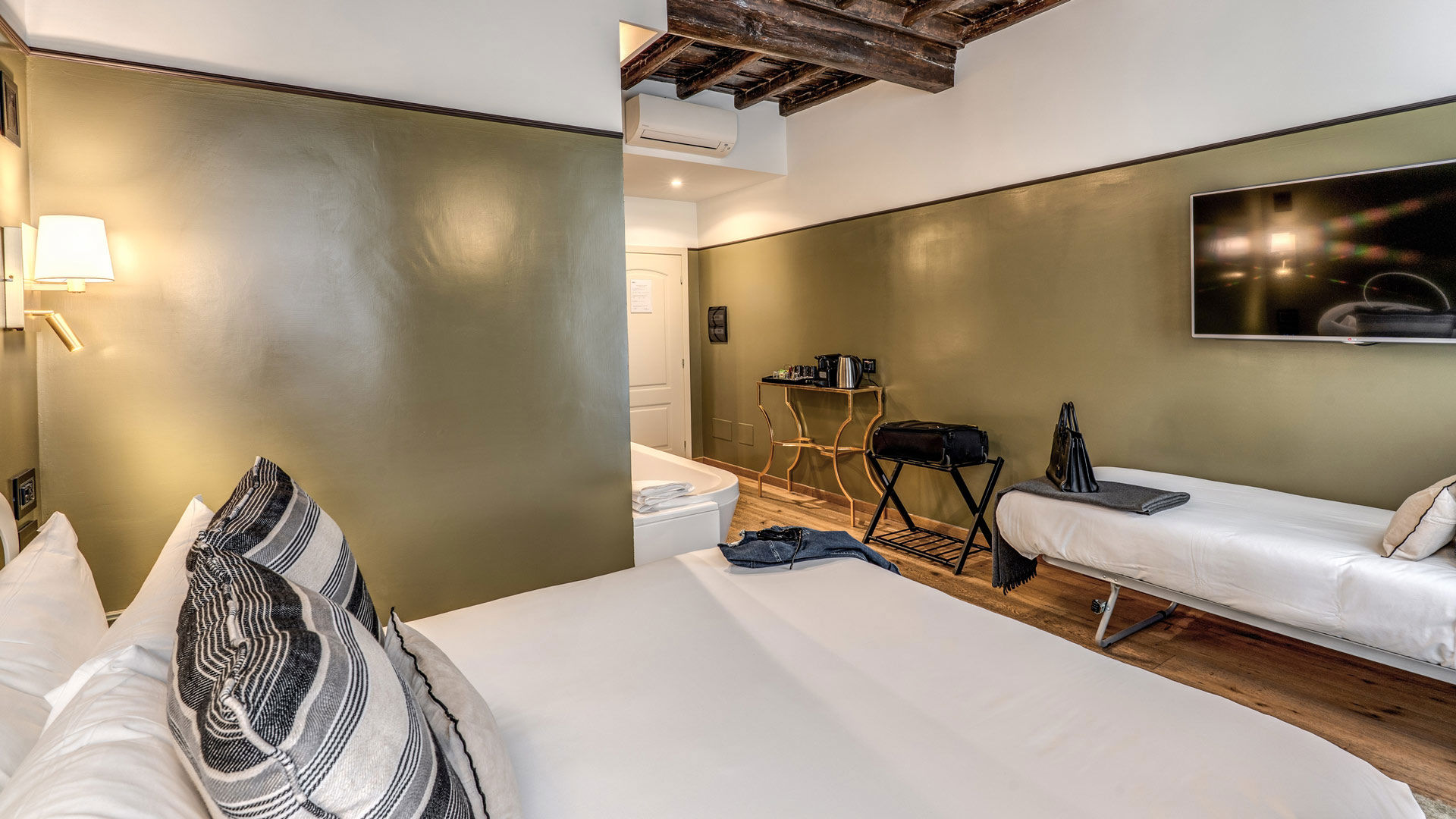 Deluxe Triple Room 7