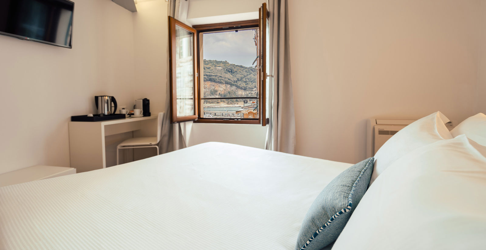 Deluxe Room - Partial Sea View 7