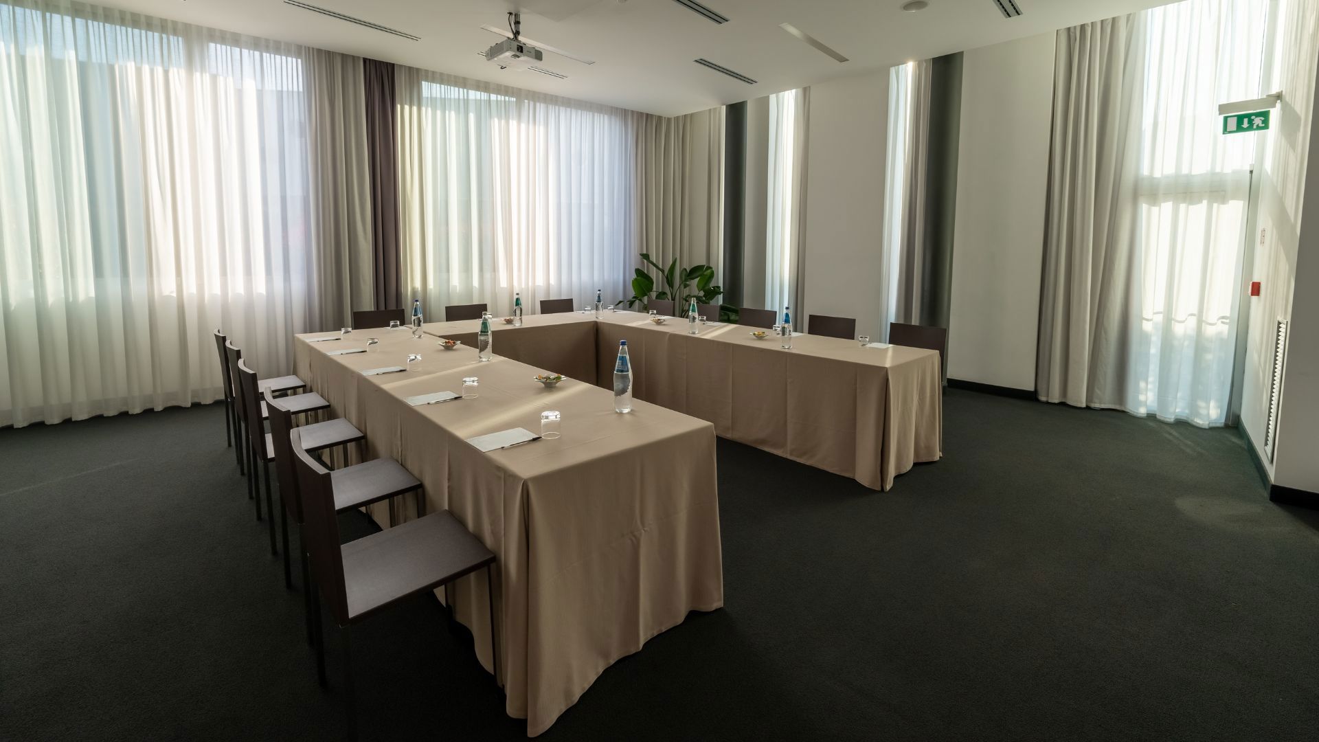 Sei sale meeting versatili, modulari e progettate per ospitare ogni tipologia di evento. 8