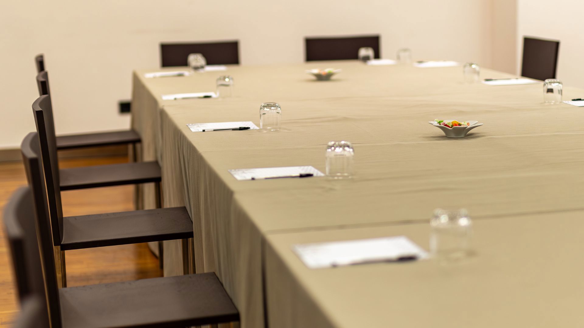 Sei sale meeting versatili, modulari e progettate per ospitare ogni tipologia di evento. 12