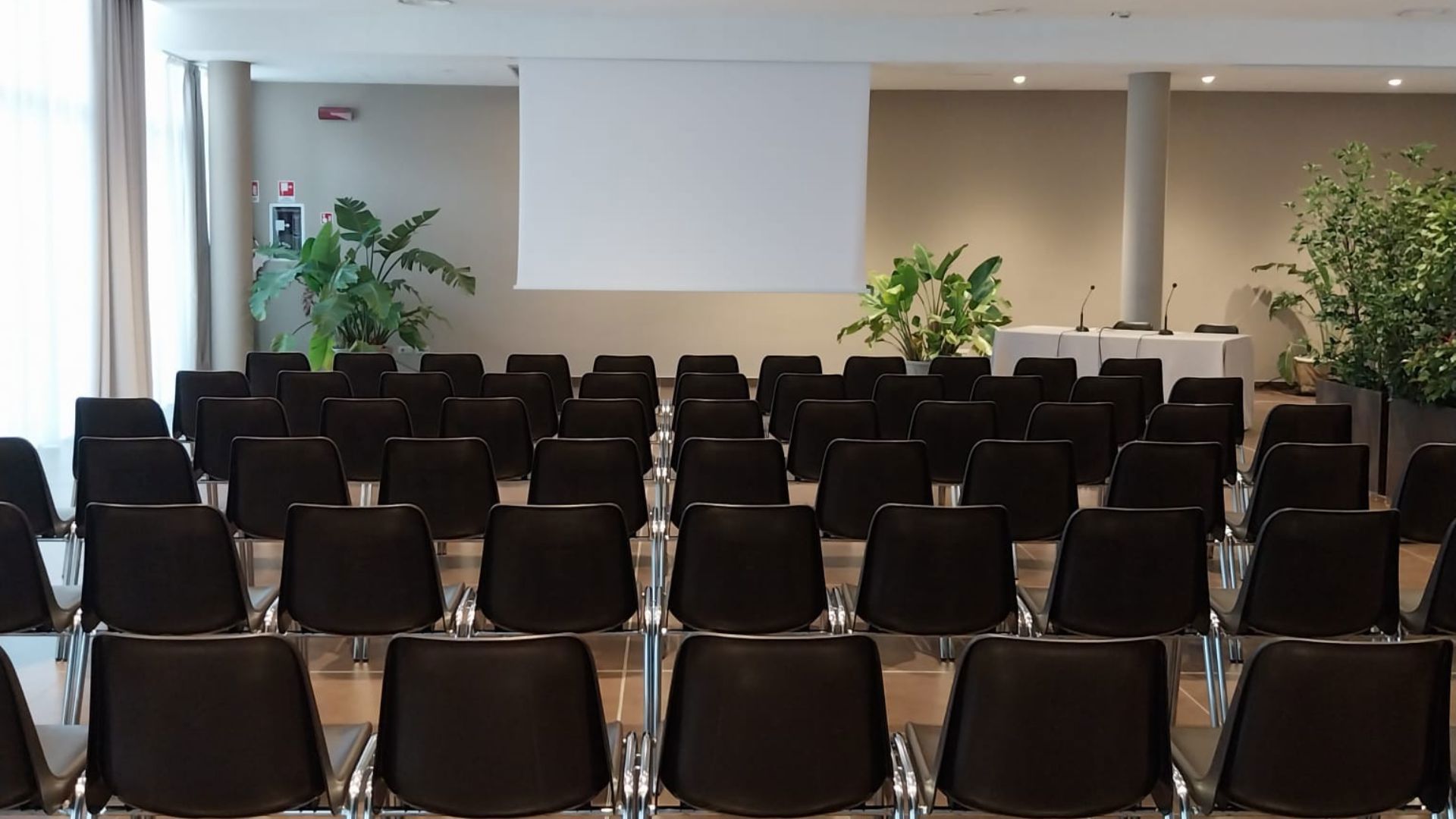 Sei sale meeting versatili, modulari e progettate per ospitare ogni tipologia di evento. 9