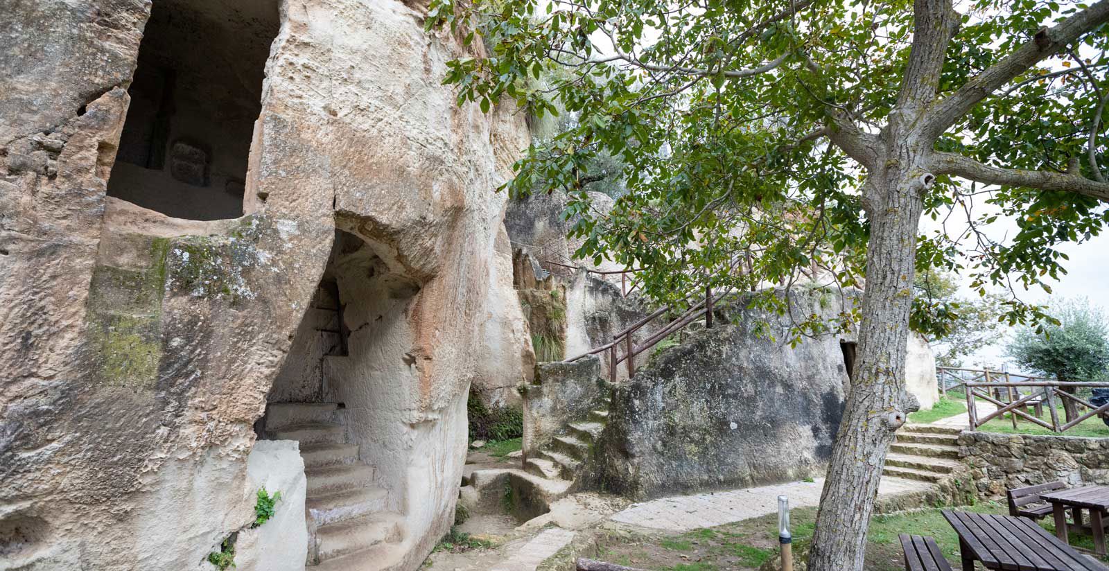 Villa Paola - Le grotte rupestri di Zungri 2