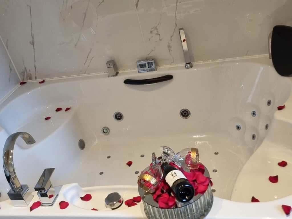 Romantic Escape Package in Luxury Suite 8 Romantic Escape Package in Luxury Suite 8
