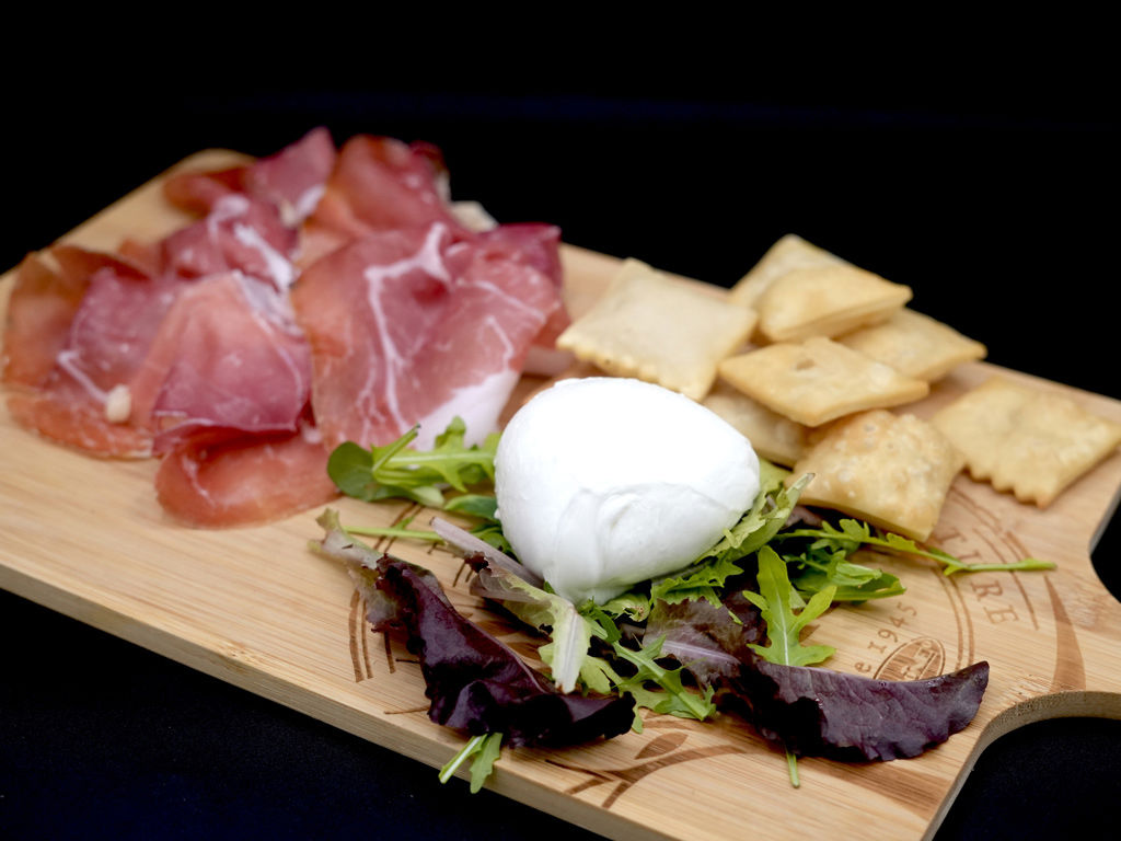 menu2025/gallery_Prosciutto-crudo,-mozzarella-di-bufala-e-gnocco-fritto_.jpg