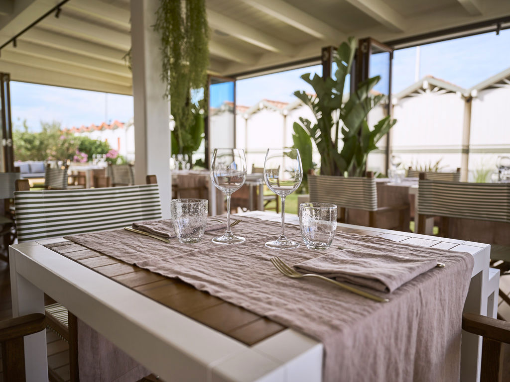 Light lunch by the sea