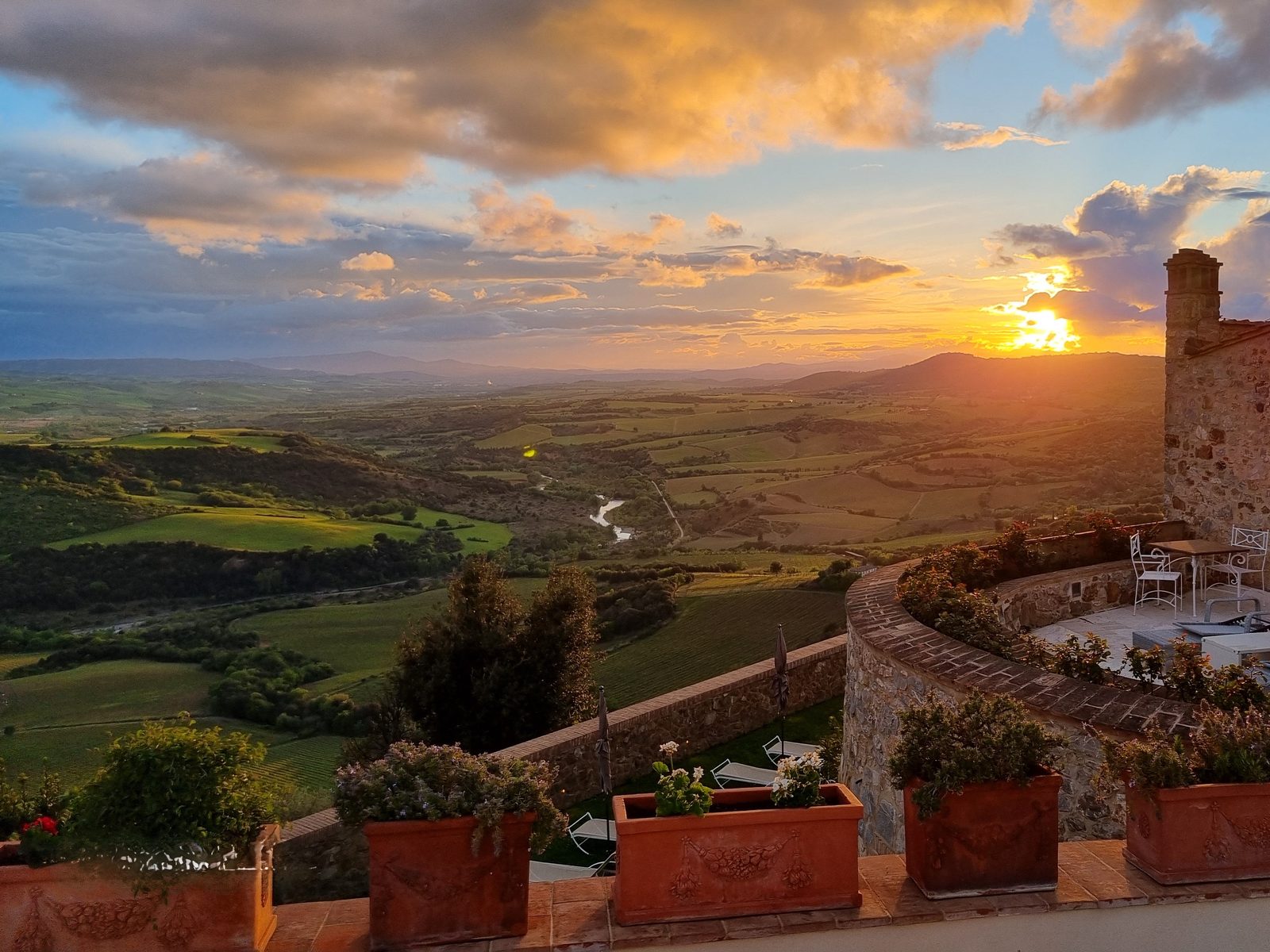 Sunset over the Val d&rsquo;Orcia from the terrace of Castello di Velona