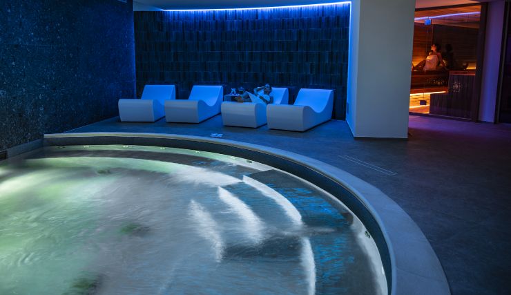 Il centro benessere del Resort La Battigia e la piscina con idromassaggio